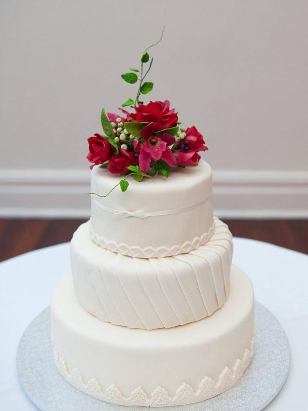 Bílý svatební dort